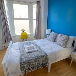 Spacious 5 Bed House, Perfect For Groups, Great Location Holiday home