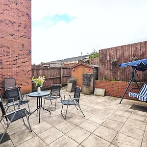 Large 4-bedrooms & 3 Bath Townhouse, Free Parking Holiday home